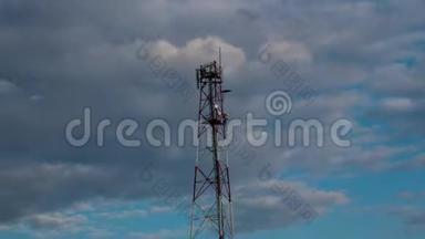 具有移动云和蓝天的延时视频通信塔. 延时镜头电话塔天线